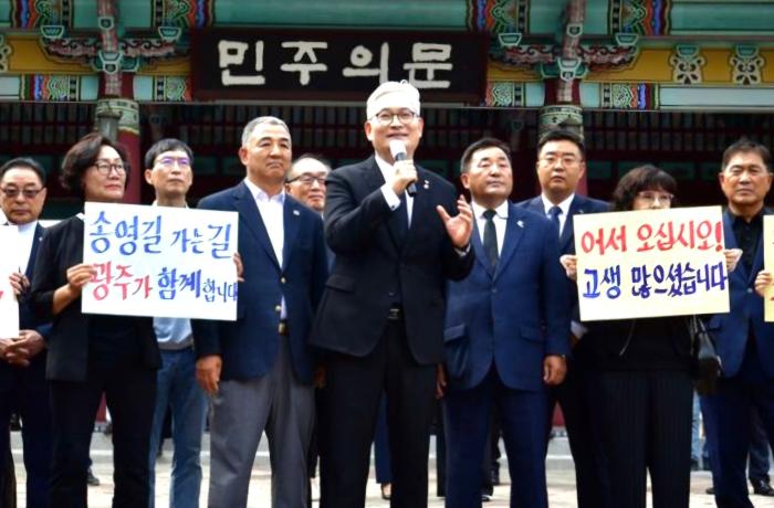 송영길 대표, 5·18민주묘지 찾아 오월영령 참배 기사 이미지
