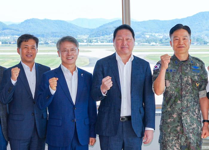 최태원 SK그룹 회장  "광주 군공항 부지·탄약고 이전 예정지 등 방문, 광주 반도체공장 최대한 빠른 속도로 건설" 